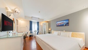 Deluxe tweepersoonskamer | Een minibar, een kluis op de kamer, een strijkplank/strijkijzer