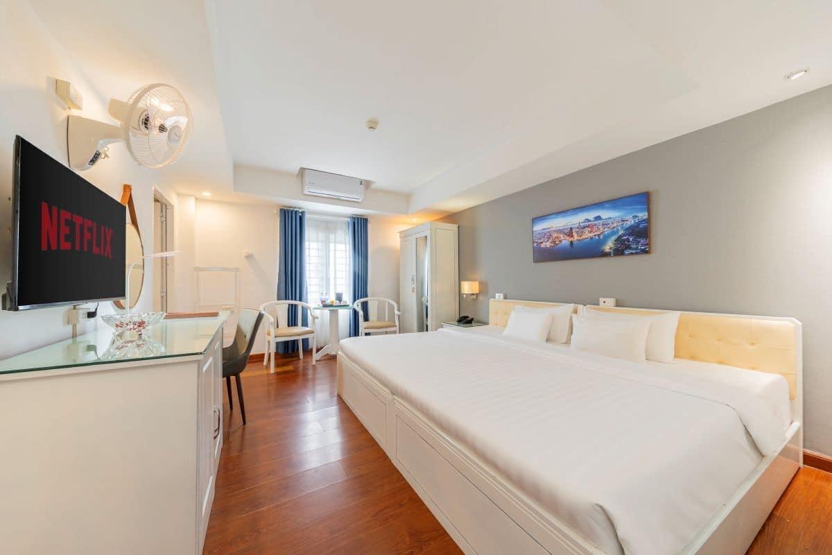 Minibar, in-room safe, iron/ironing board, free WiFi