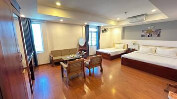 Deluxe Suite Triple | Minibar y caja de seguridad en la habitación