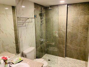 Superior Room | Bathroom | Shower, rainfall showerhead, free toiletries, hair dryer