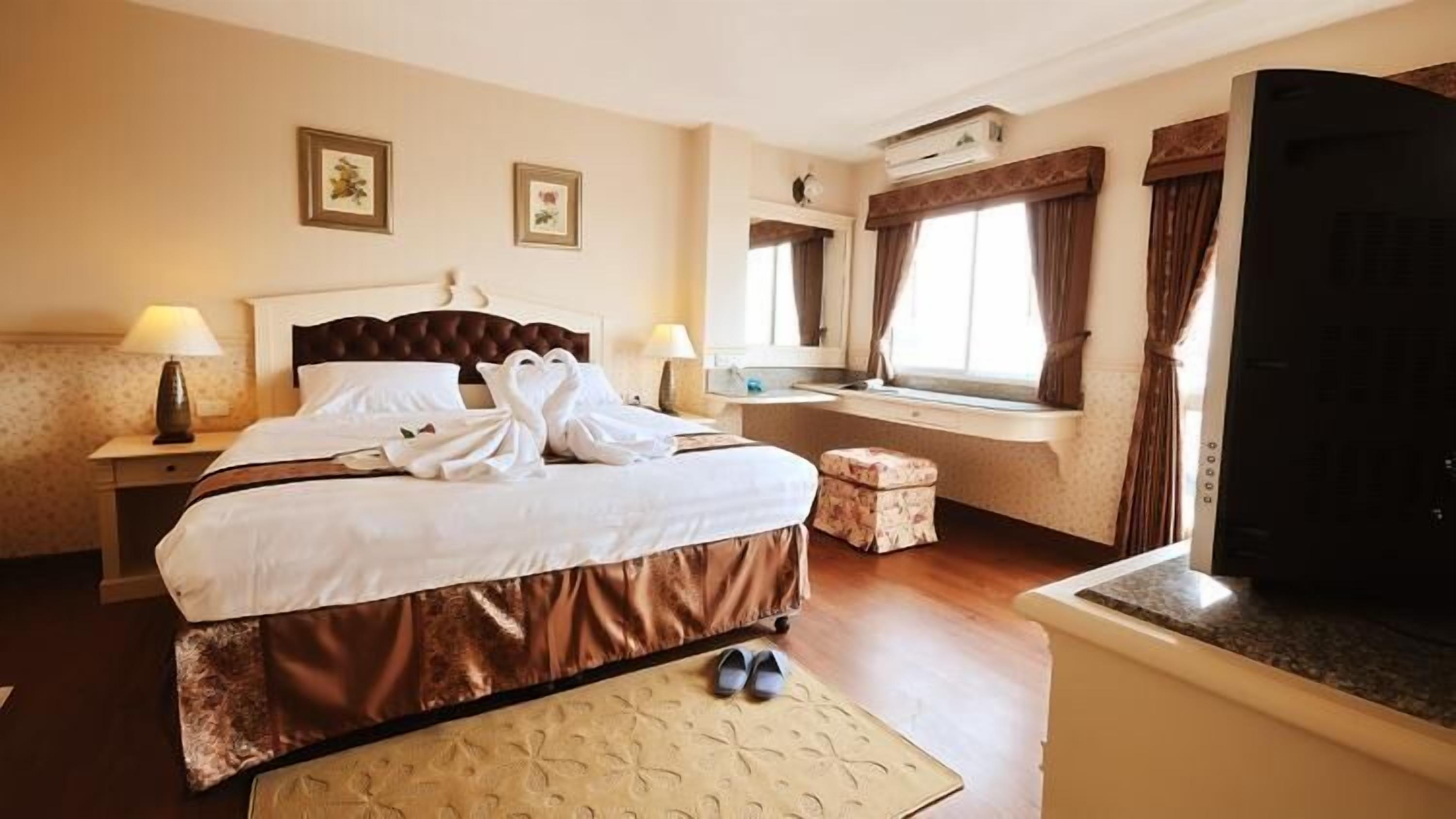 suite | minibar, in-room safe, desk, free wifi