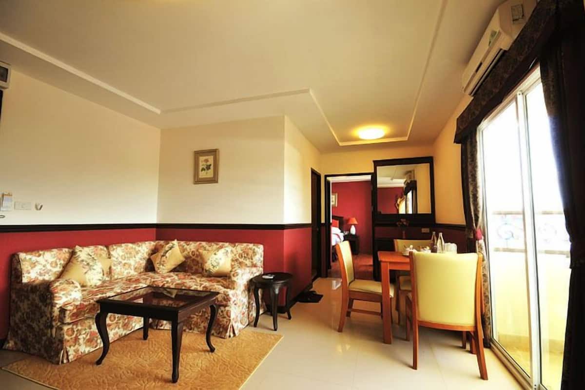 Suite familiare | Area soggiorno | TV a schermo piatto