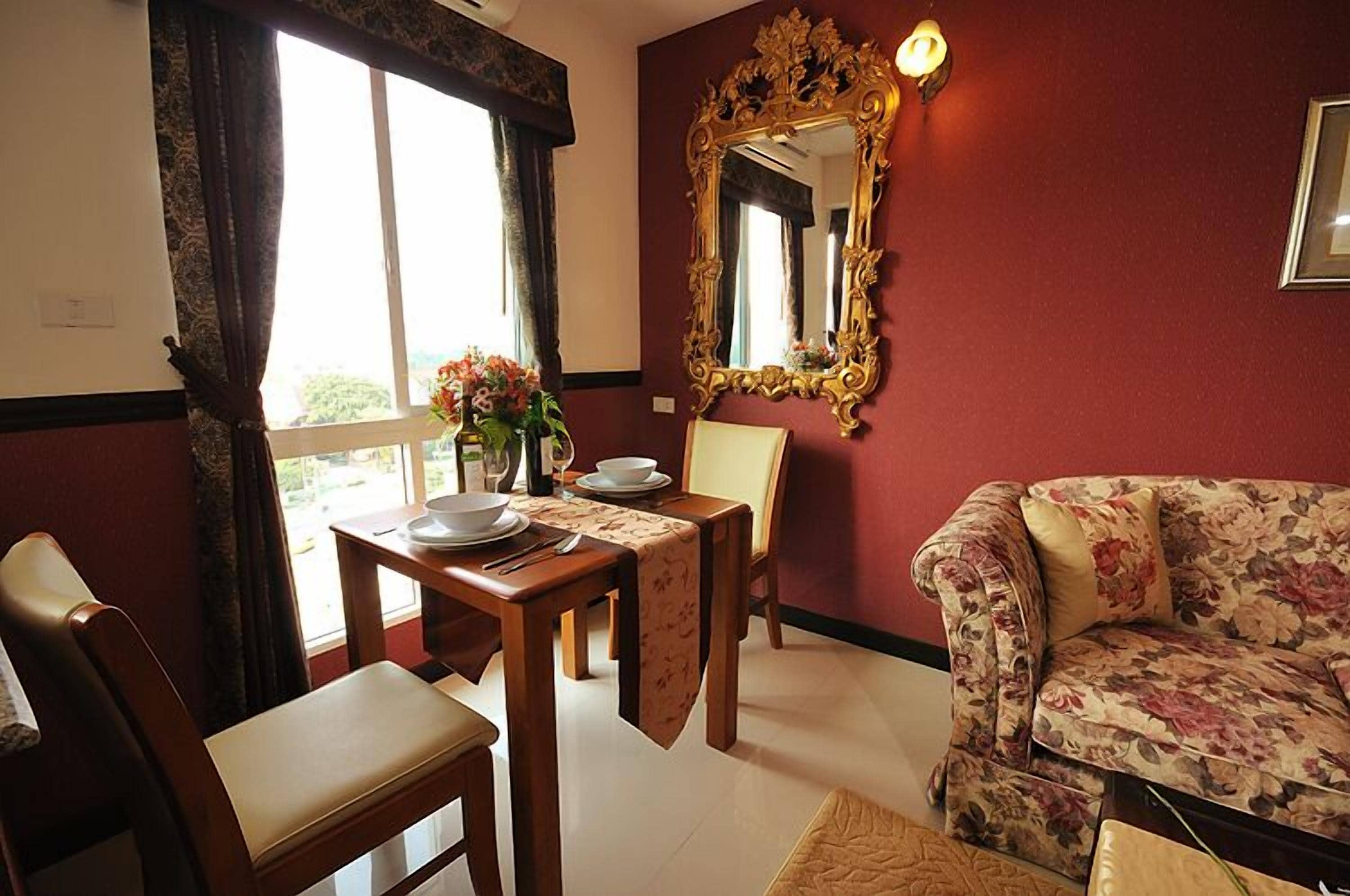 Suite familiar | Área de sala de estar | Televisión de pantalla plana 