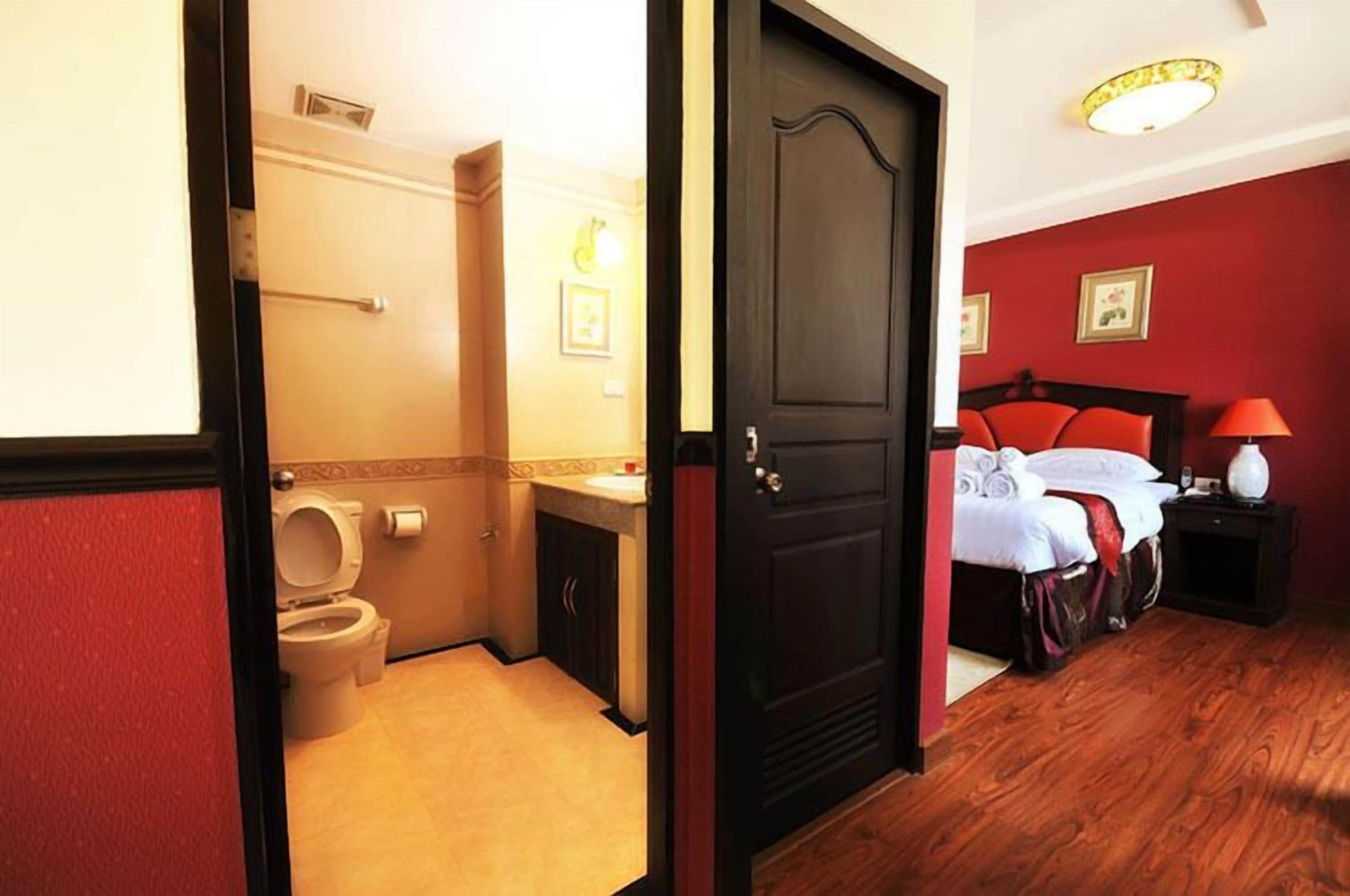 family suite | bathroom | shower, rainfall showerhead, free toiletries, hair dryer