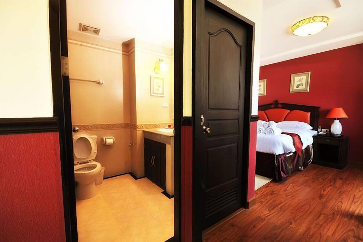 family suite | bathroom | shower, rainfall showerhead, free toiletries, hair dryer