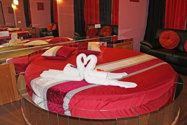 Deluxe Double Room | Blackout drapes, soundproofing, free WiFi - Residencial Monte Carlo (Porto)