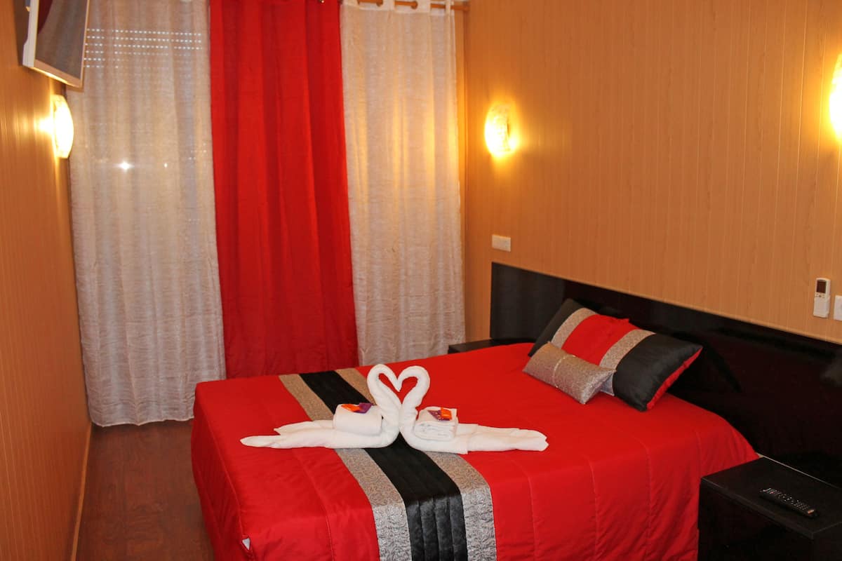 Studio, Kitchenette (Private Bathroom) | Blackout drapes, soundproofing, free WiFi