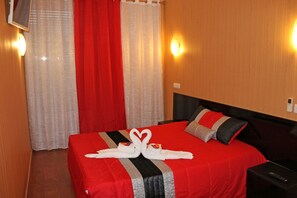 Studio, Kitchenette (Private Bathroom) | Blackout drapes, soundproofing, free WiFi - Residencial Monte Carlo (Porto)