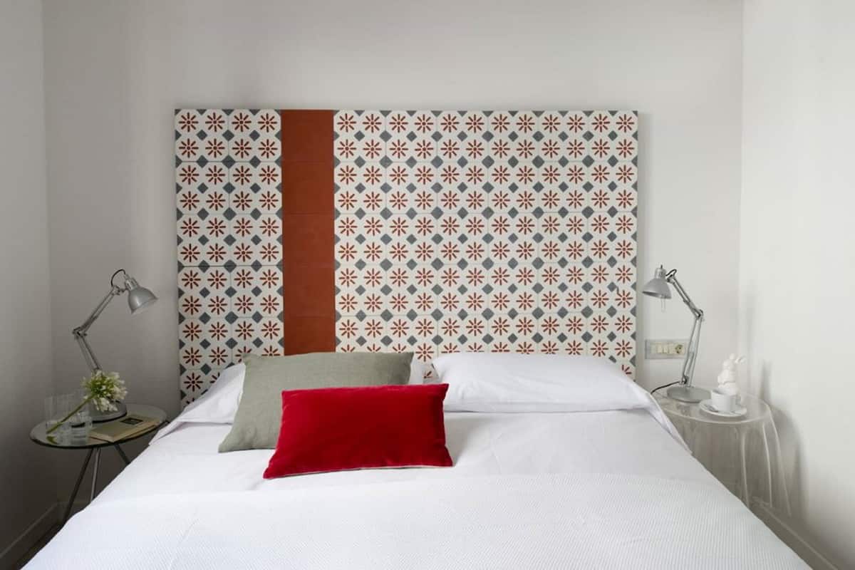 2 bedrooms, pillowtop beds, in-room safe, individually decorated