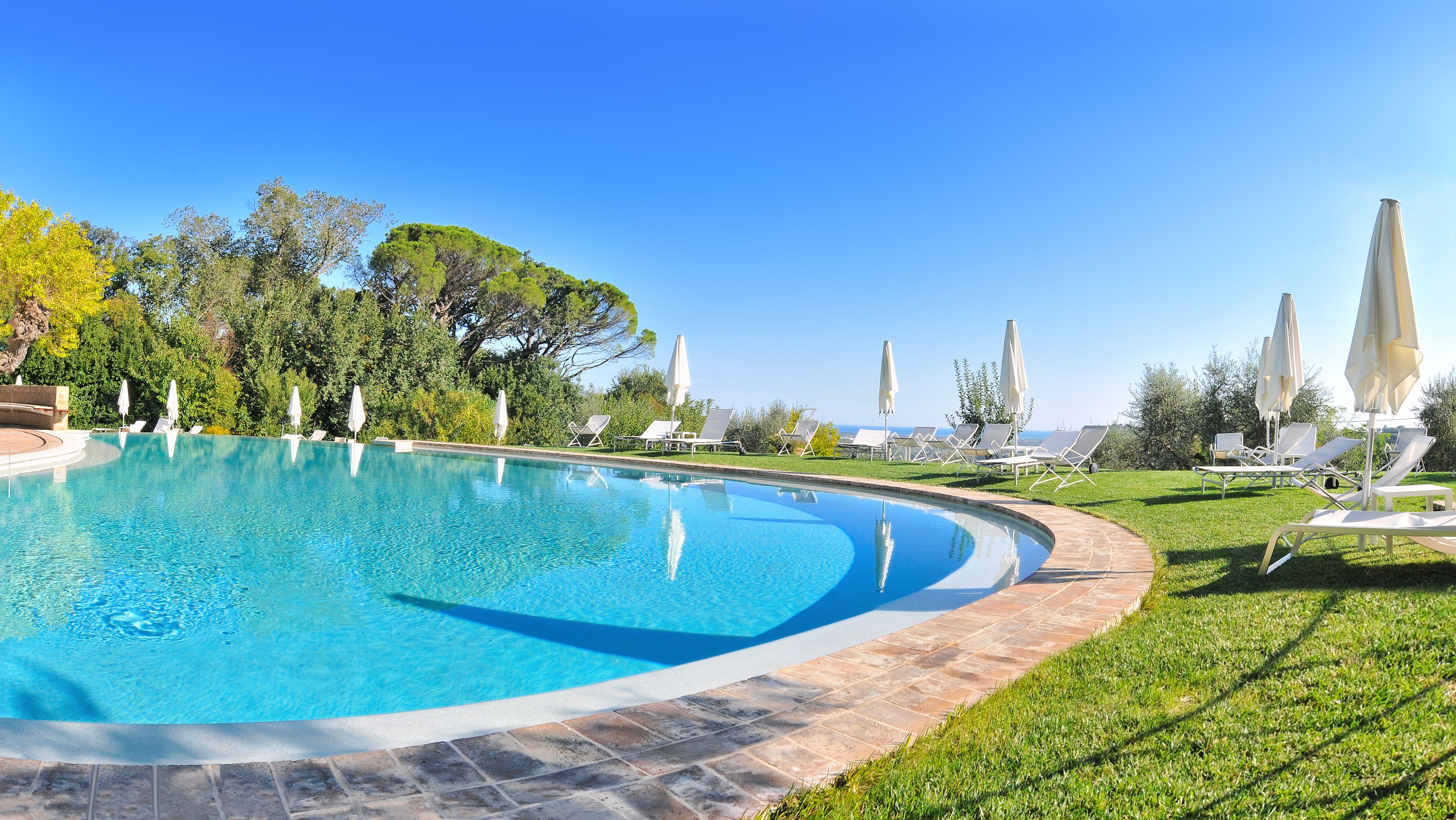 Piscine extérieure, parasols de plage, chaises longues