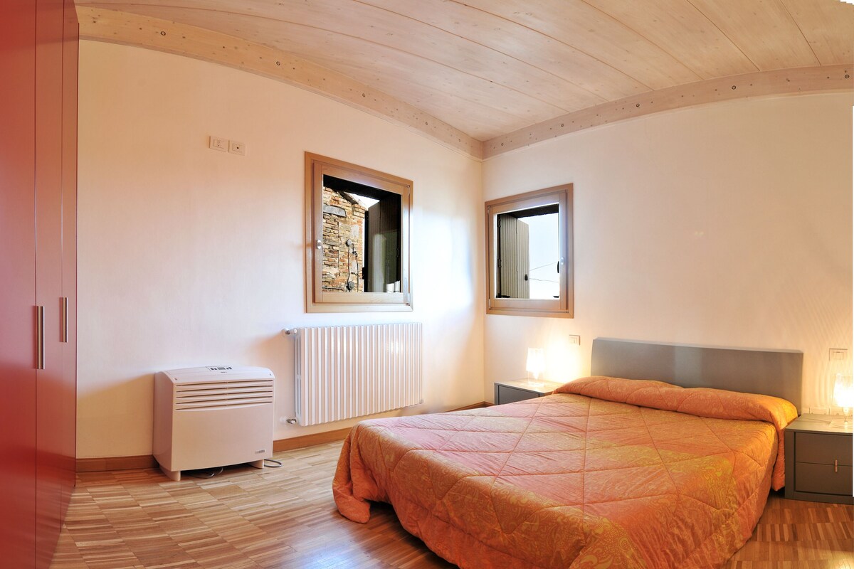 Premium bedding, in-room safe, soundproofing, free WiFi