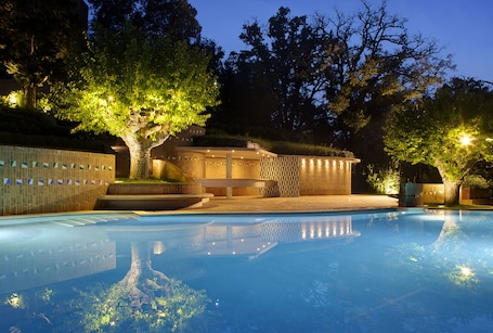 Outdoor pool, pool umbrellas, sun loungers