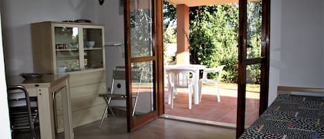 Villa Confort, 1 chambre, coin cuisine, vue jardin | Coin séjour