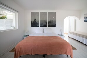Habitación con 1 cama doble o 2 individuales | Ropa de cama de alta calidad, caja fuerte, escritorio