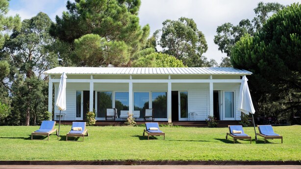 A house with a pool, four lounge chairs, and a covered patio area. - Casal do Frade (Sesimbra)