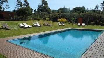 Piscine extérieure, parasols de plage, chaises longues