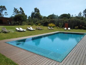 Außenpool, Sonnenschirme, Liegestühle