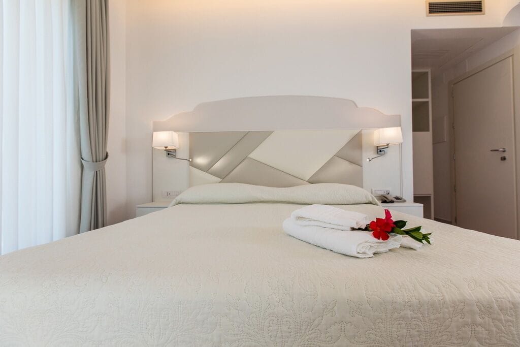 deluxe double room, balcony, sea view | 1 bedroom, premium bedding, memory-foam beds, minibar