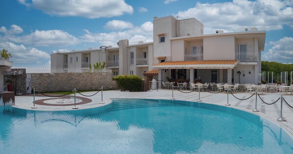 Seasonal outdoor pool, open 10:00 AM to 7:00 PM, pool umbrellas