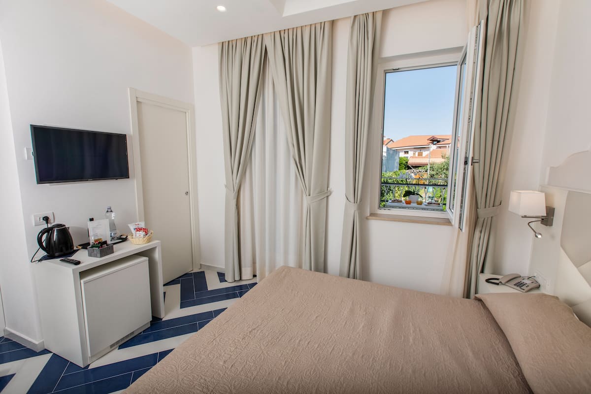 Standaard tweepersoonskamer, uitzicht op tuin | Luxe beddengoed, bedden met traagschuimmatras, een minibar
