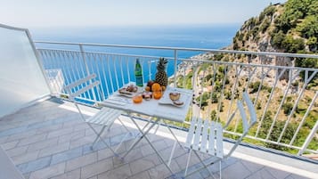 Deluxe-Doppelzimmer, Balkon, Meerblick | Hochwertige Bettwaren, Betten mit Memory-Foam-Matratzen, Minibar