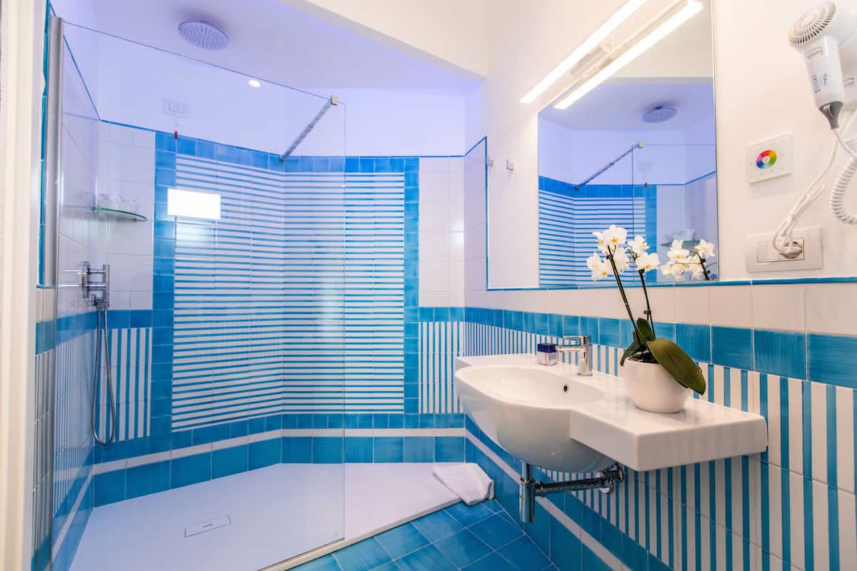 Een douche, een regendouche, een haardroger, badjassen