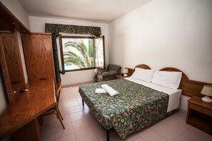 Minibar, desk - Hotel New Barcavela (Pula)