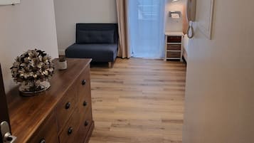 Comfort Double Room | Desk, free WiFi, bed sheets