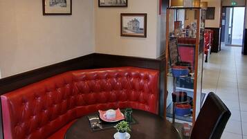 Petit déjeuner continental (12 EUR par personne)