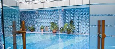 Alberca techada, acceso de 08:00 a 22:00, y camastros