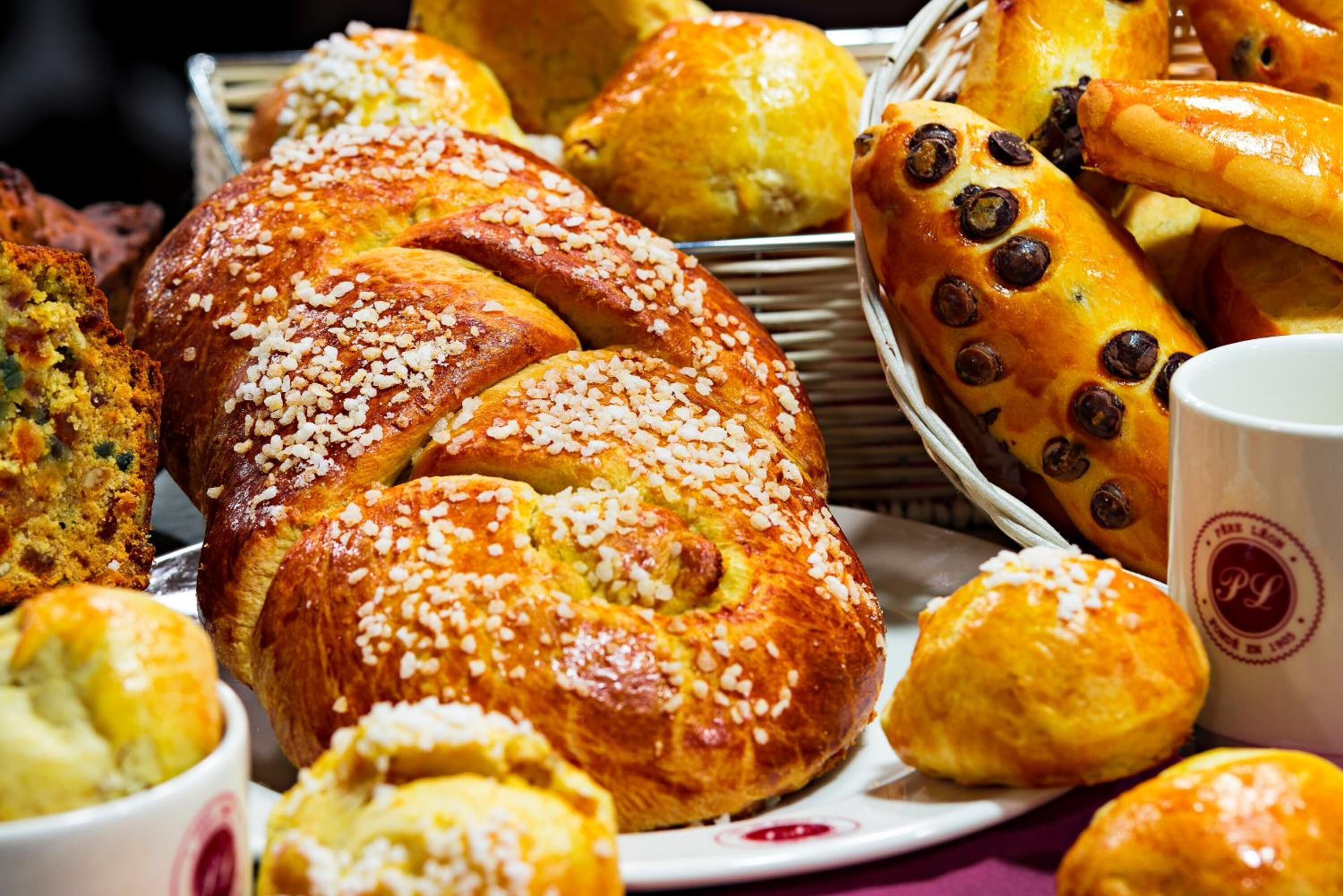 breakfast and lunch served, regional cuisine