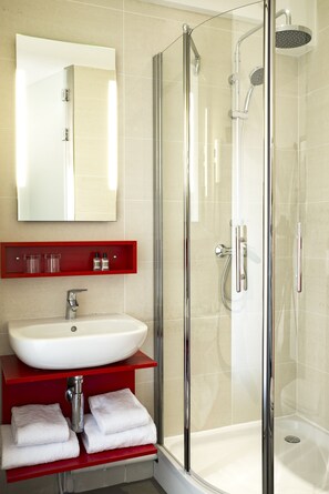 Hair dryer, towels - Hôtel Le Père Léon (Toulouse)