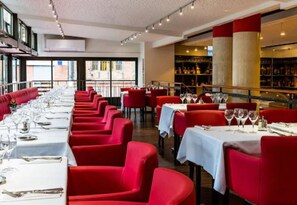 Serveert ontbijt en lunch, regionale gerechten