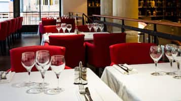 Serveert ontbijt en lunch, regionale gerechten