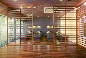 Salas de tratamiento para parejas, un sauna, una bañera de hidromasaje