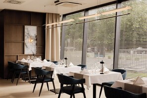 Se ofrece un desayuno bufé (90 PLN por persona)