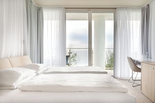Ropa de cama de alta calidad, colchones con efecto memoria y minibar 
