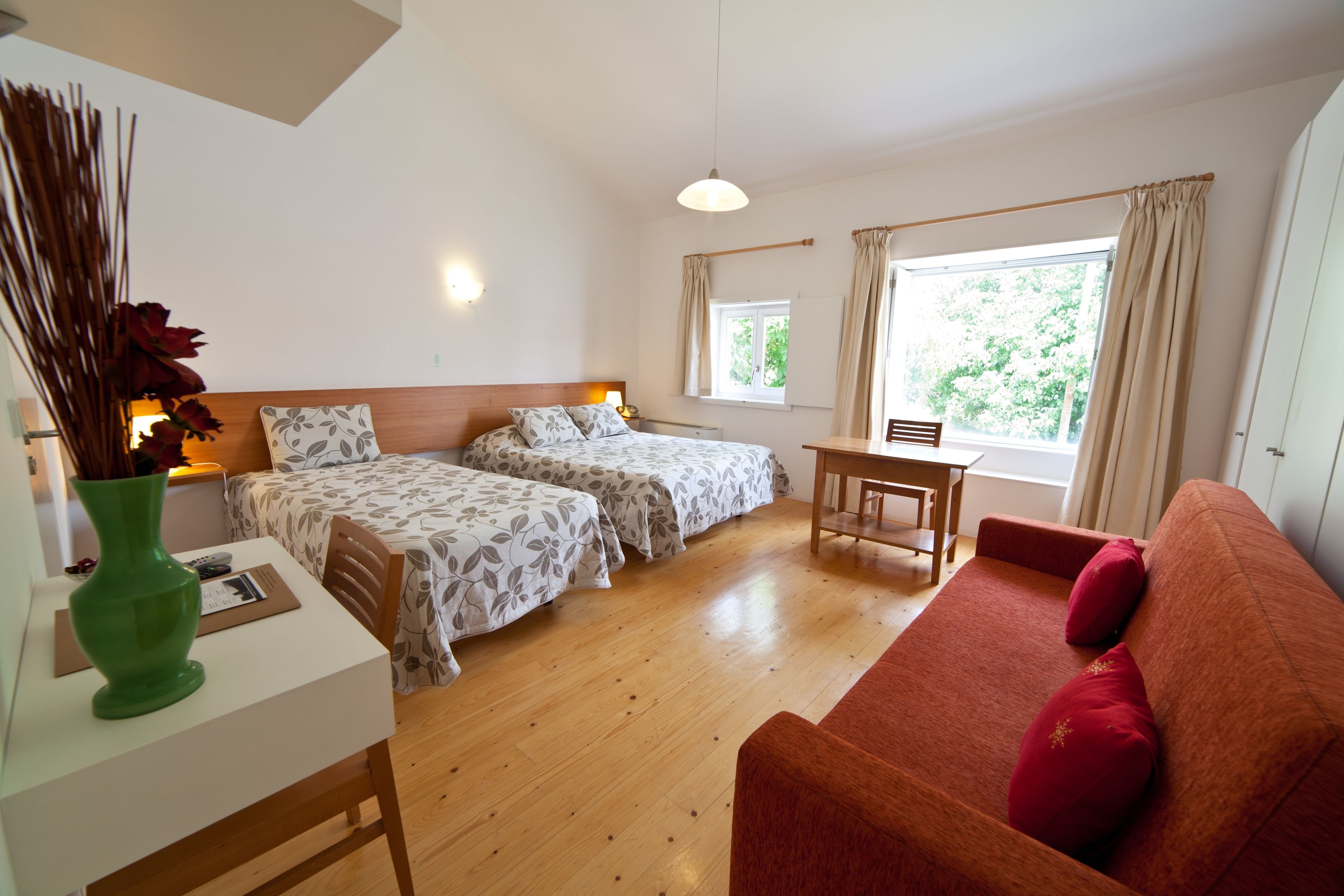 Honeymoon suite | Donzen dekbedden, Select Comfort-bedden, een bureau, gratis wifi