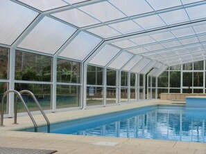 3 utomhuspooler och solstolar