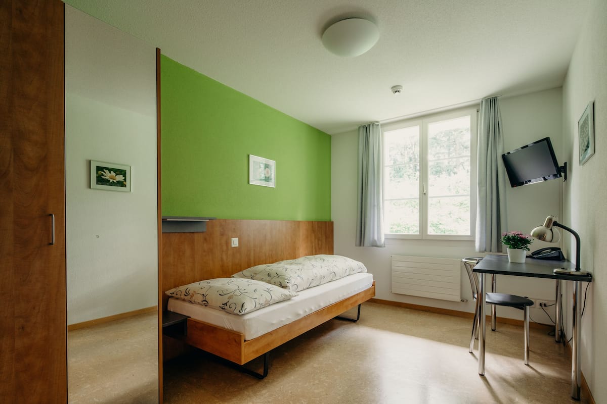 Standard Single Room | In-room safe, desk, soundproofing, WiFi (free)