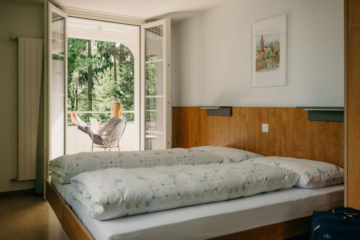 Standard Twin Room | In-room safe, desk, soundproofing, WiFi (free)