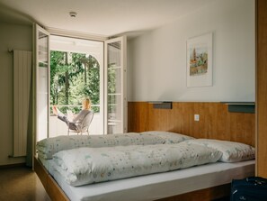 Standaard Twin kamer | Een kluis op de kamer, een bureau, geluiddichte muren, gratis wifi