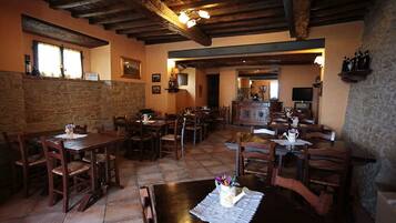 تقديم الإفطار والغداء والعشاء