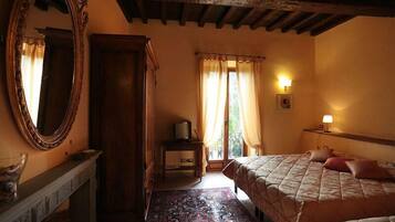 Dreibettzimmer | Individuell eingerichtet, schallisolierte Zimmer, Bügeleisen/Bügelbrett