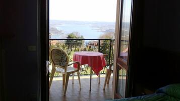 Desk, blackout curtains, free WiFi