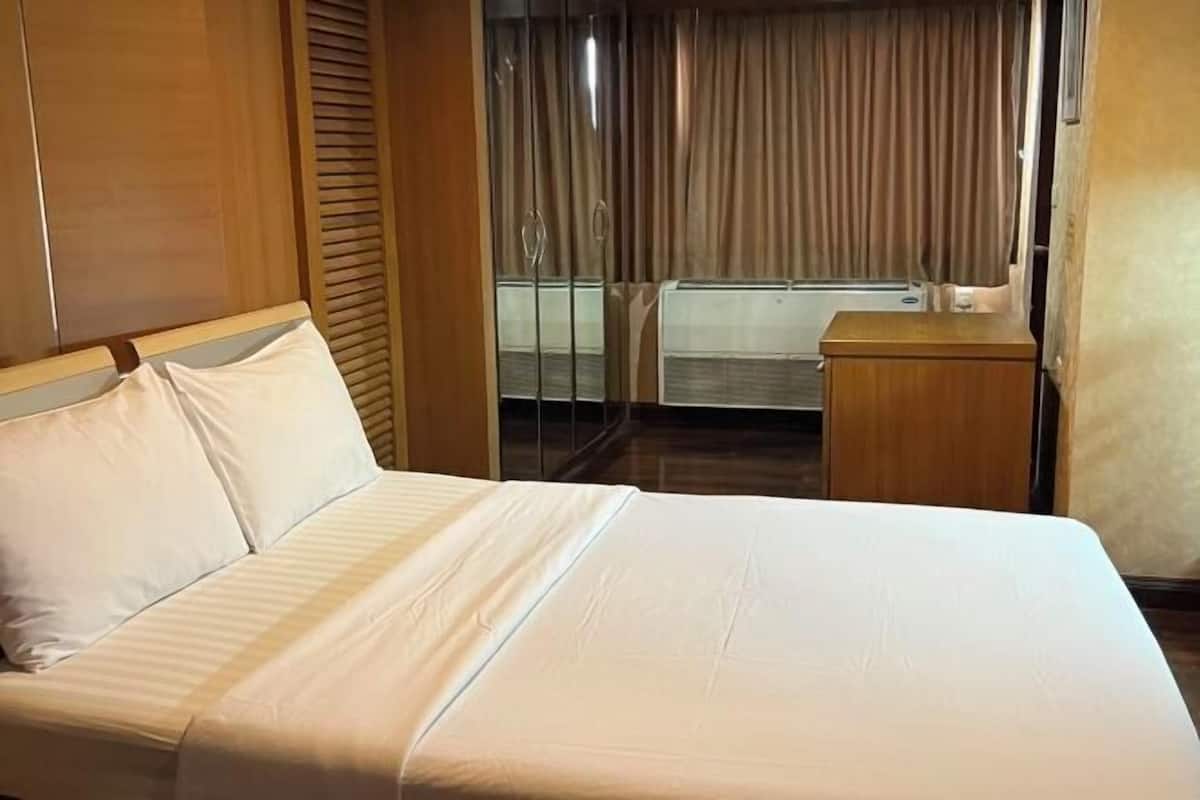 Desk, free WiFi, bed sheets