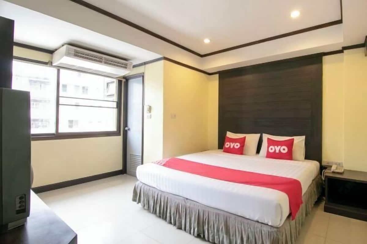 Desk, free WiFi, bed sheets