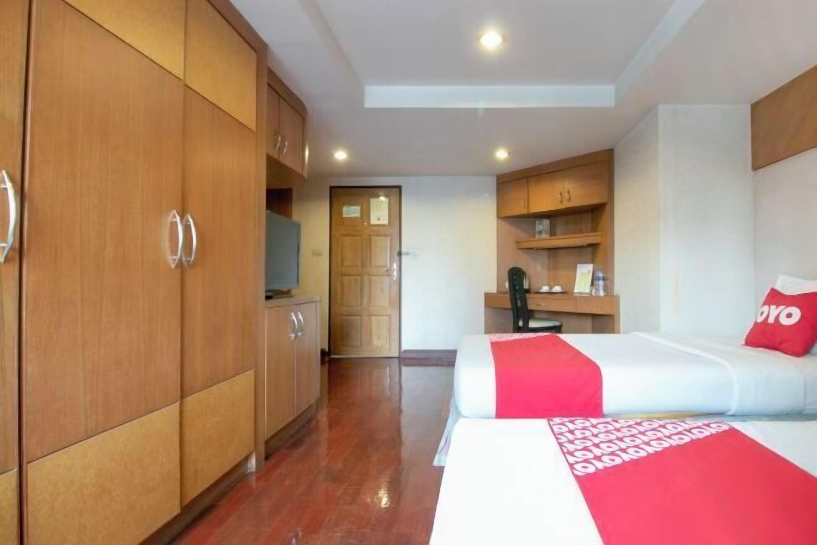 Escritorio, wifi gratis y ropa de cama 