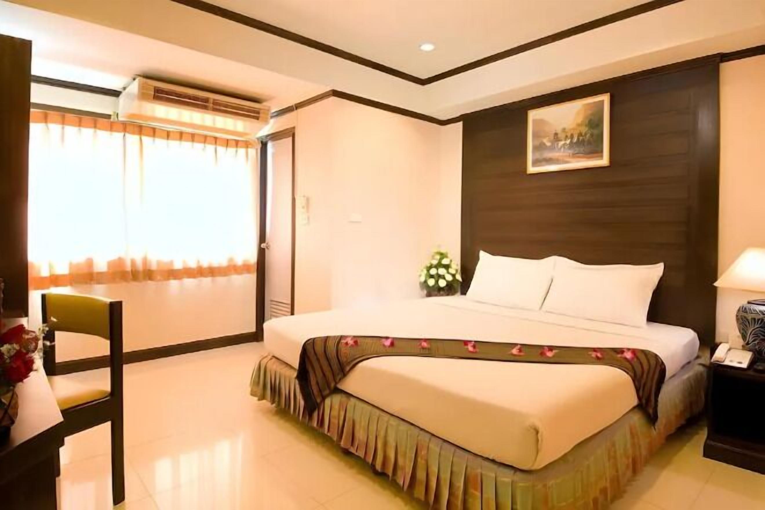 Meja kerja, Wi-Fi gratis, dan seprai linen