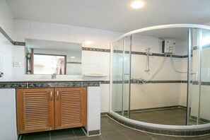 Suite, 1 Bedroom | Bathroom | Shower, towels, soap, shampoo - Hotel Win Long (Bangkok)